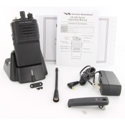 RADIO PORTATIL VX-351 UHF...